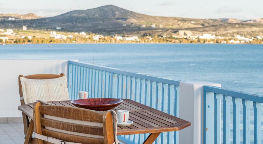 il porto di Milos photo