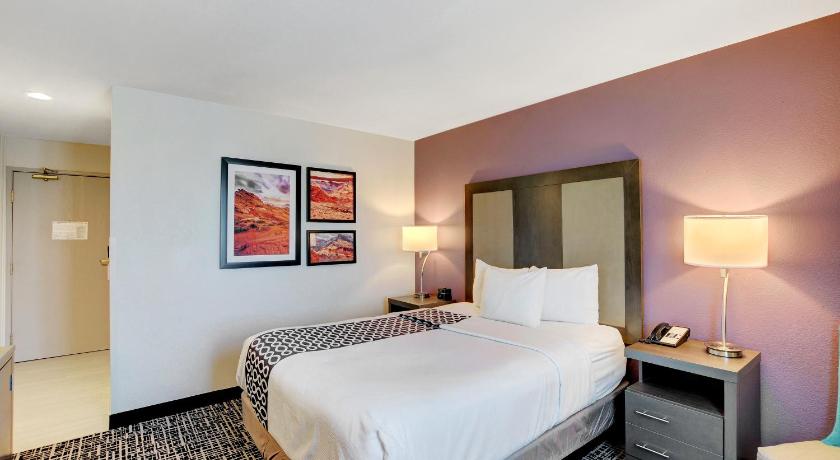 Image of 1 Queen Bed, Non-Smoking 1