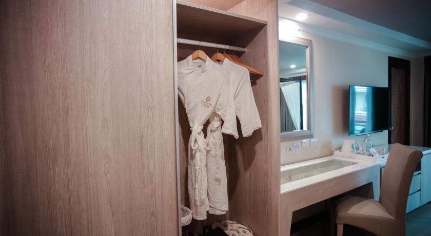 Image of Deluxe Family 4