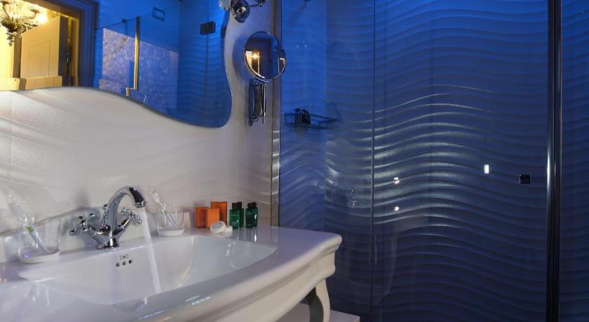 Image of Canal View Suite 12