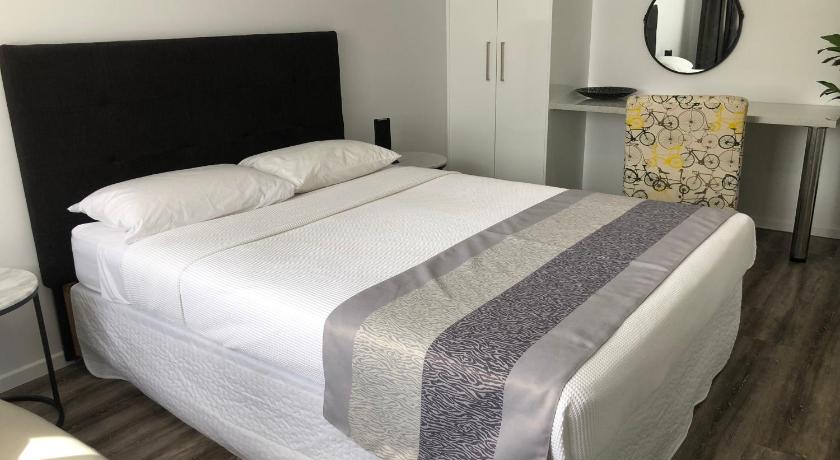 Escape On Lake — Hotel in Cairns