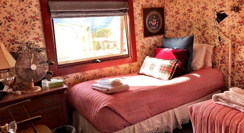 a bedroom with a bed and a window, Historic Skagway Inn in Skagway (AK)