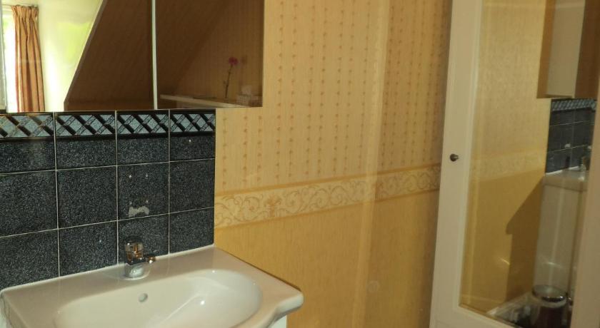 Image of Basic Double Room with Shared Bathroom 4