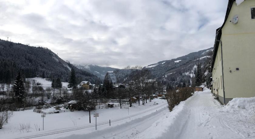 Riverside Ski Apartment photo