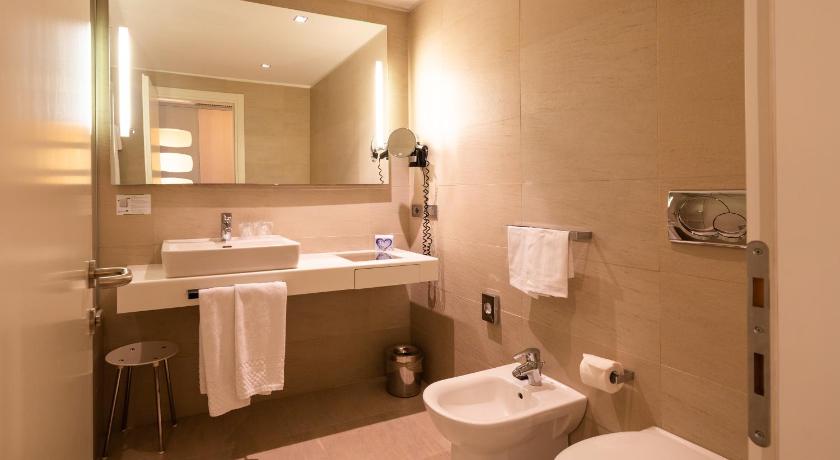 Image of 1 King 2 Single Beds,Standard 4