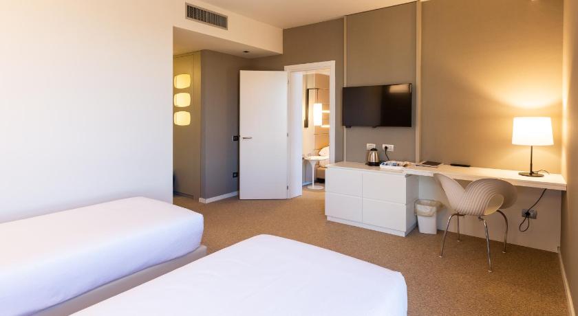 Image of 1 King 2 Single Beds,Standard 7