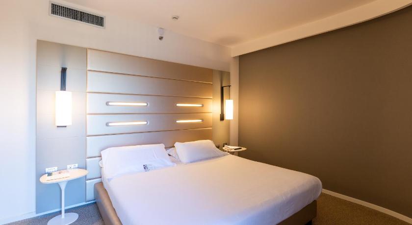 Image of 1 King 2 Single Beds,Standard 5