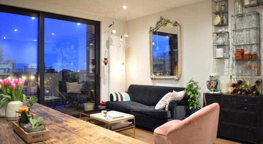 Book Contemporary 1 Bedroom Flat With Balcony In Hackney