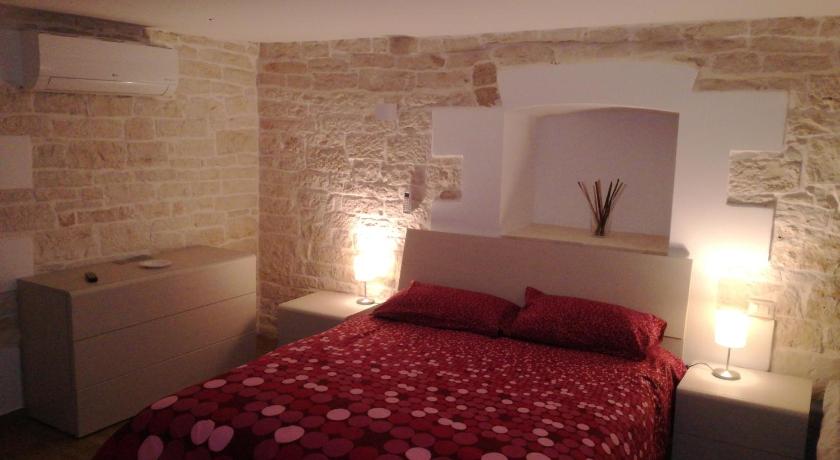 a hotel room with a bed and a lamp, B&b il castello in Giovinazzo