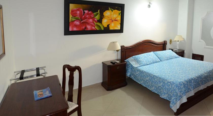 Hotel Intersuites photo