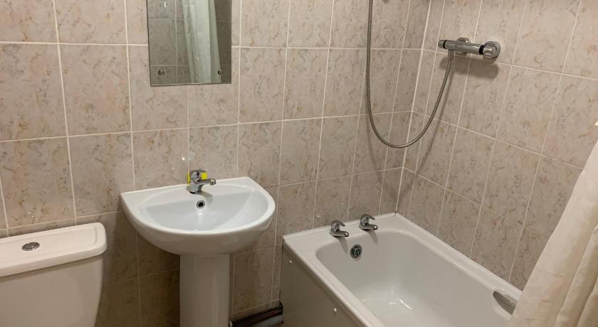 a bathroom with a sink, toilet and bathtub, Belmont Hotel in Birmingham