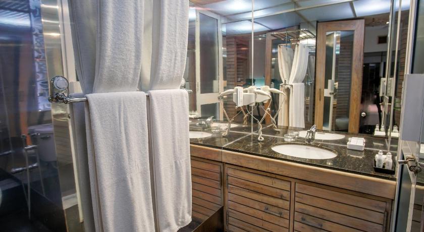 Image of Deluxe Double Room with Balcony 2