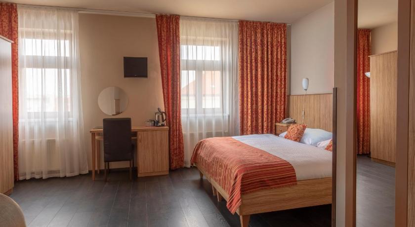 Image of Superior Double Room with Extra Bed and Air-Conditioning 0