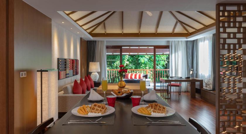 Image of Premium Deluxe King Suite with Private Garden and Mountain View 3