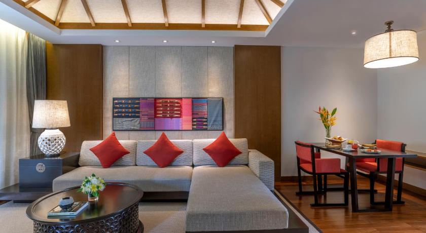 Image of Deluxe King Suite with Garden or Mountain View 3