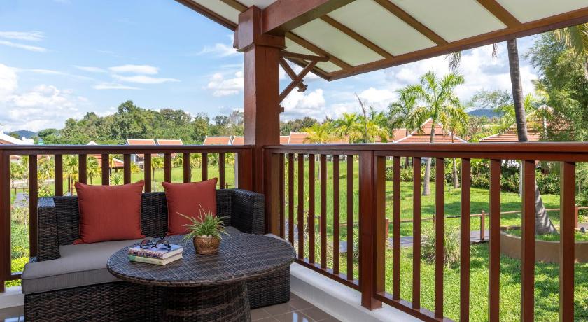 Image of Deluxe King Suite with Garden or Mountain View 1