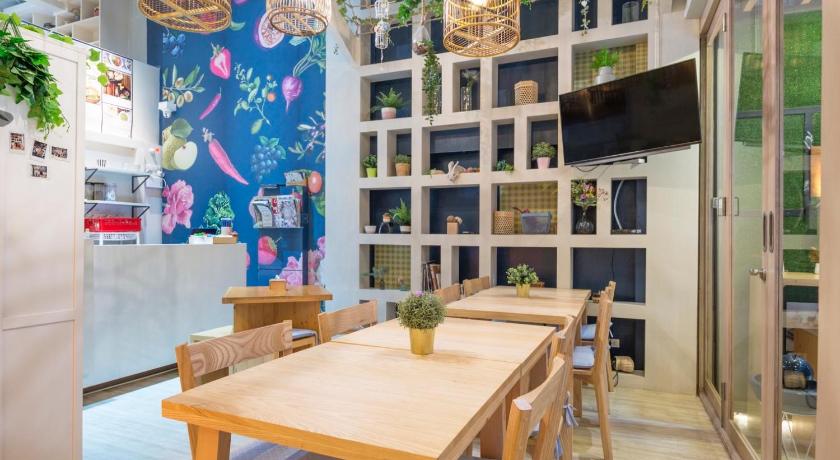 Kinnon Deluxe Hostel Coworking Cafe - image 4
