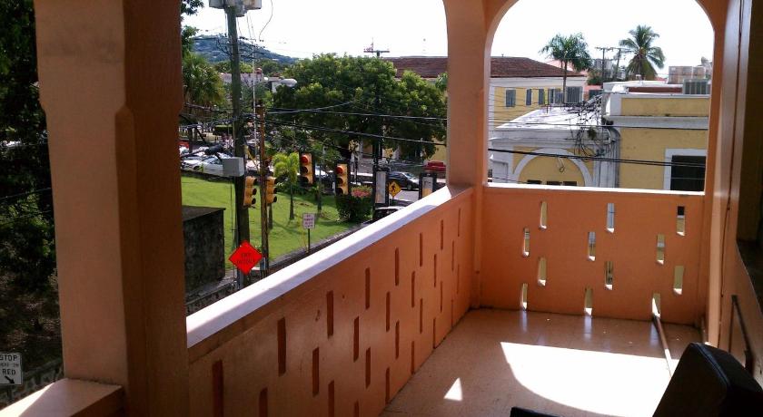 a patio area with a balcony and a dining table, Midtown Guest House in Charlotte Amalie