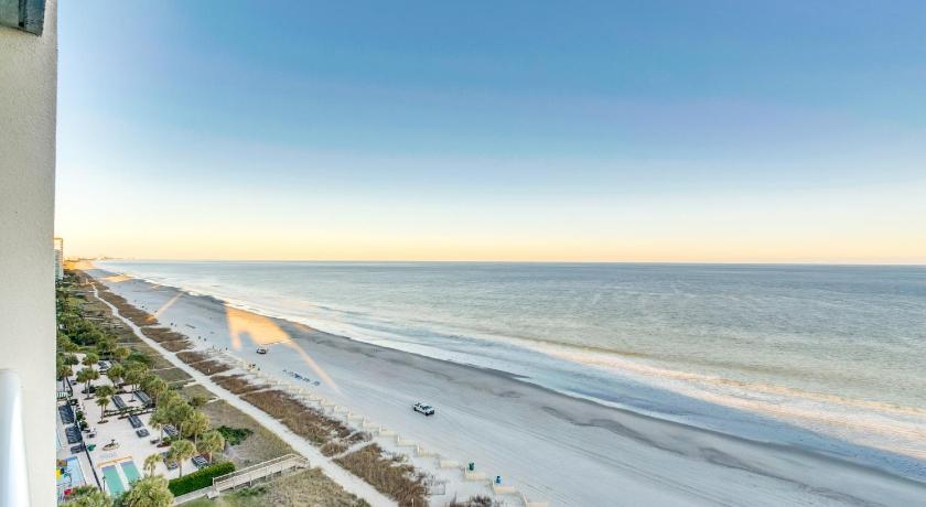 a beach with a view of the ocean, Camelot by the Sea in Myrtle Beach (SC)