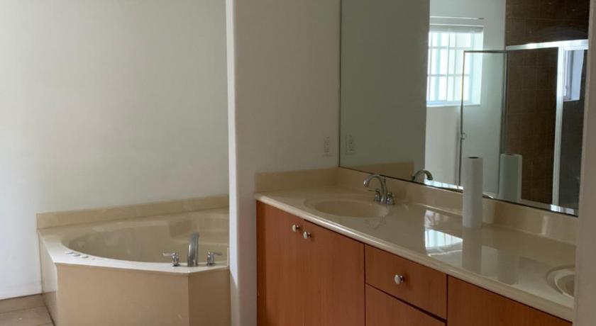 Bedroom Suite in Lauderdale Lakes Townhome — Hotel in Fort Lauderdale (FL)