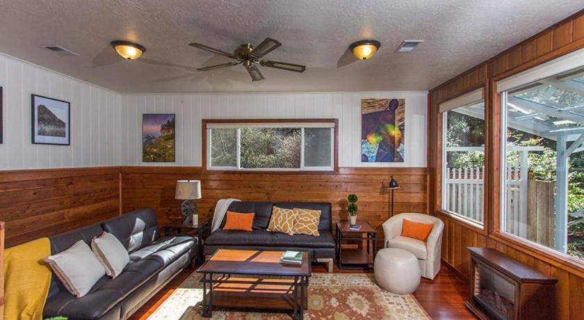 Coastal Cottage Walk To Beach Soak In Hot Tub Play Ping Pong