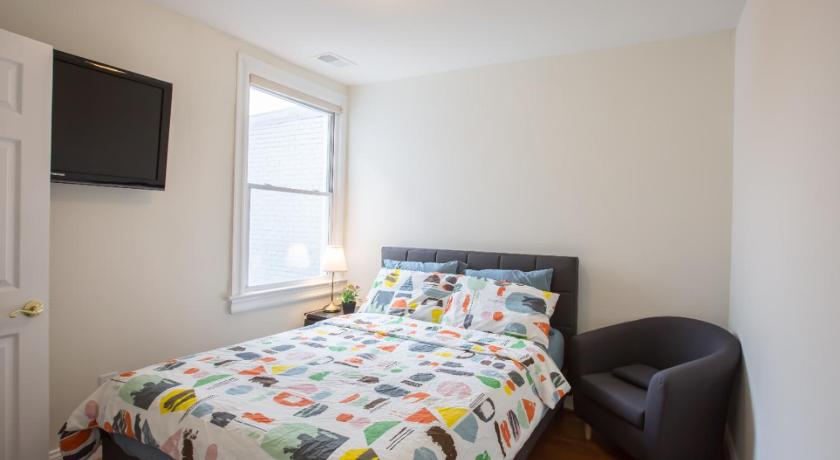 a bedroom with a bed and a dresser, 3-min walk to PETWORTH METRO STATION ;10 mins to CONVENTION CENTER: PRIVATE COZY and QUIET BEDROOM a in Washington D.C.