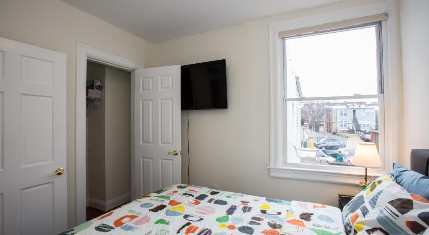 a bedroom with a bed and a window, 3-min walk to PETWORTH METRO STATION ;10 mins to CONVENTION CENTER: PRIVATE COZY and QUIET BEDROOM a in Washington D.C.