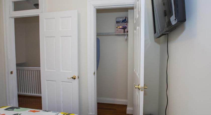 3-min walk to PETWORTH METRO STATION ;10 mins to CONVENTION CENTER: PRIVATE COZY and QUIET BEDROOM a photo