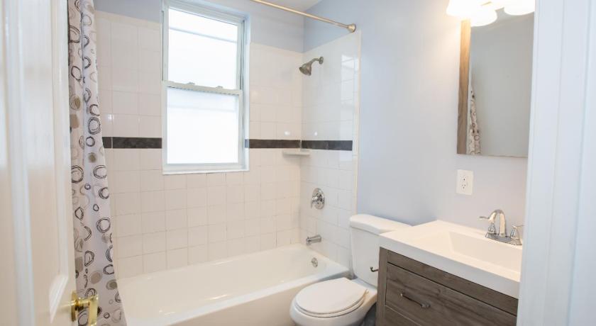 3-min walk to PETWORTH METRO STATION ;10 mins to CONVENTION CENTER: PRIVATE COZY and QUIET BEDROOM a photo