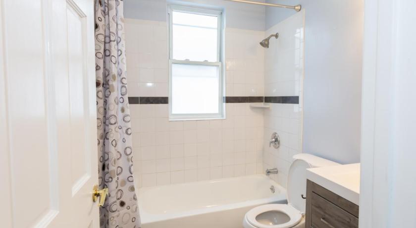 a bathroom with a toilet, sink and tub, 3-min walk to PETWORTH METRO STATION ;10 mins to CONVENTION CENTER: PRIVATE COZY and QUIET BEDROOM a in Washington D.C.
