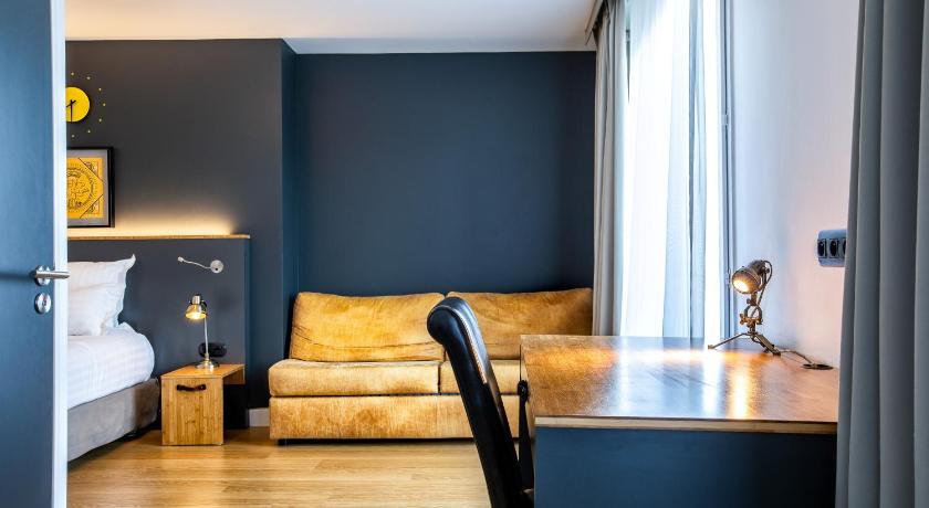Suite - 1 Queen Bed, Sofabed, Sitting Area, Bath, Air Conditioning, 32.5 Square Meters fotója 12
