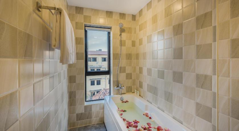 Image of Executive Triple Room 2