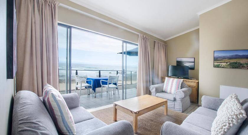 Herolds Bay Accommodation - Hiers Ons Weer Upstairs — Hotel in George