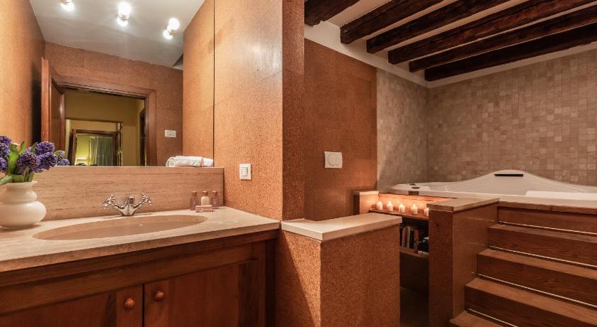 La Tana Cozy Apartment in Campo San Maurizio photo