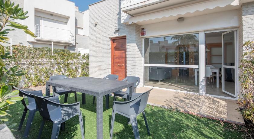 Eulalia Apartments, TarracoHomes — Hotel in Altafulla