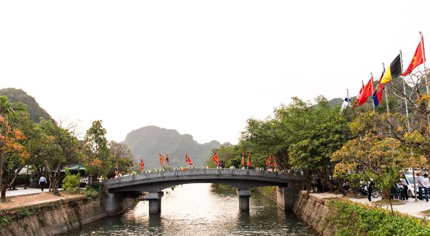 a bridge over a river with a bridge over it, Ninh Binh Palm Homestay in Ninh Bình