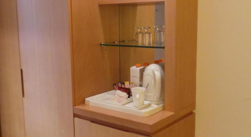 รูปของห้องมาตรฐาน เตียงใหญ่หรือเตียงแฝด (Standard Double or Twin) 16