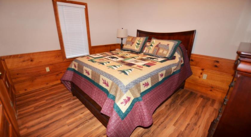 Two-Bedroom House, Tucked Away Cabin in Pigeon Forge (TN)