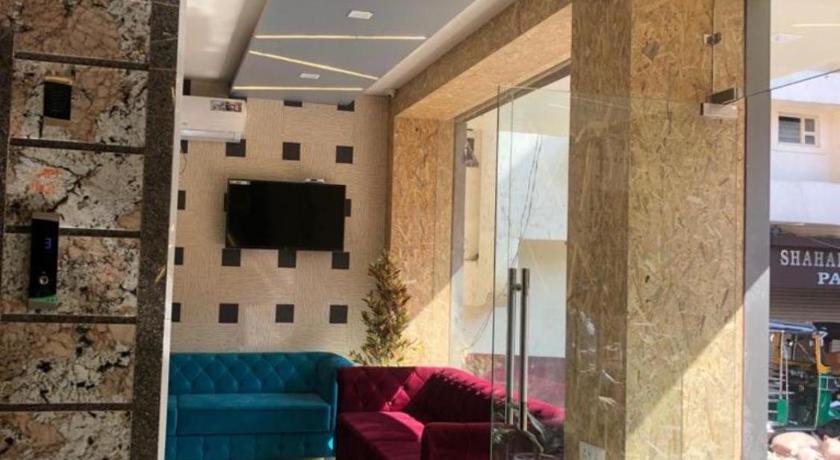 HOTEL ROYAL SUITES - image 12