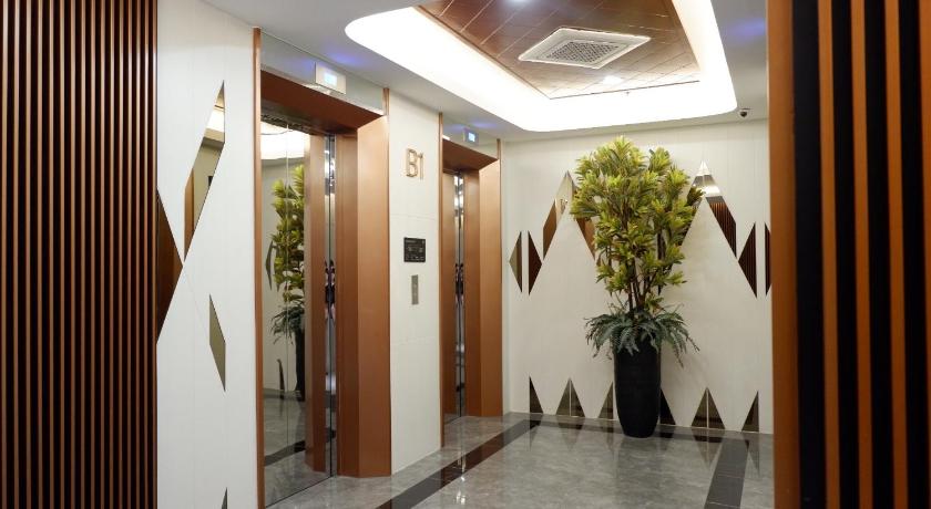 Puri Mansion at Crystal Tower photo