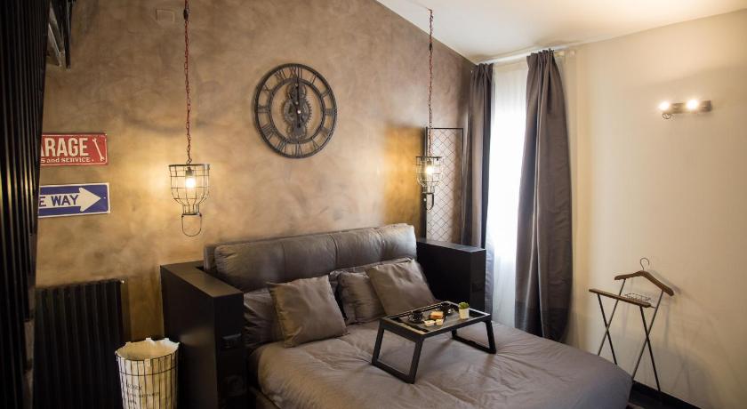 Industrial Apartment Near Duomo — Hotel in Milan