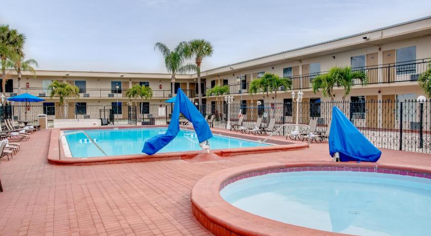 Days Inn by Wyndham St. Petersburg / Tampa Bay Area photo
