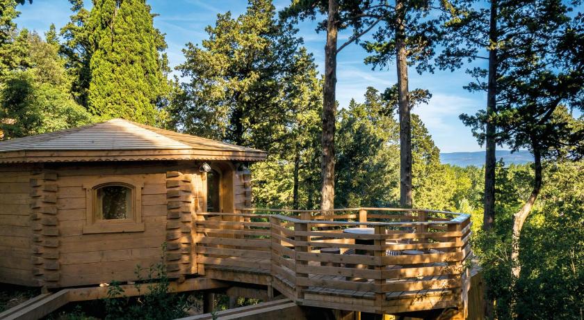 Les Cabanes Dans Les Bois