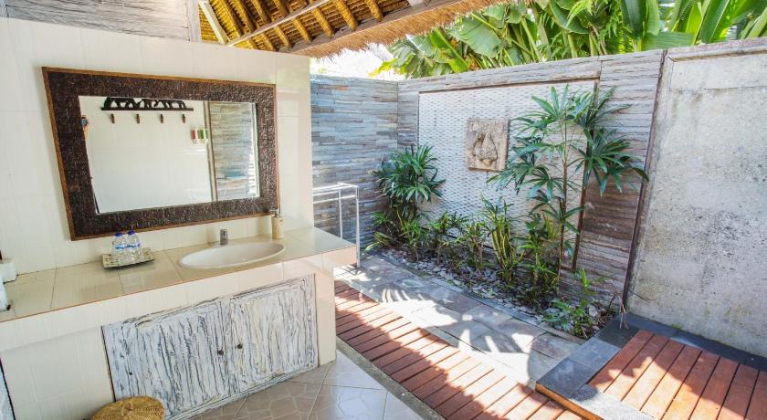Bay Shore Hut's Lembongan photo