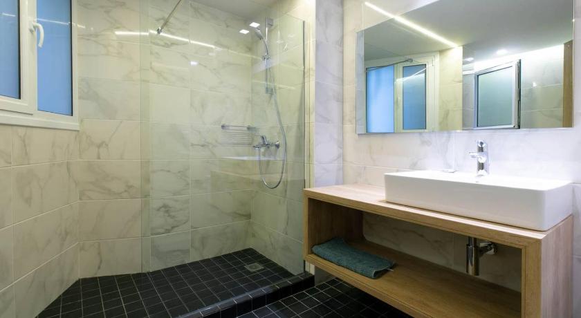 TONI'S "Aquaman" 4BD Apartment in Athens! photo