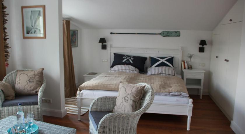 Image of Family Room (2 Adults + 2 Children) 0
