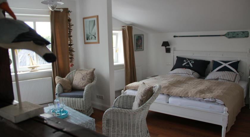 Image of Family Room (2 Adults + 2 Children) 2