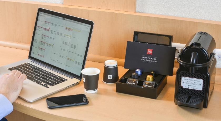صورة Premium extra space room with city center view,  extra amenities and a queen size bed. 10