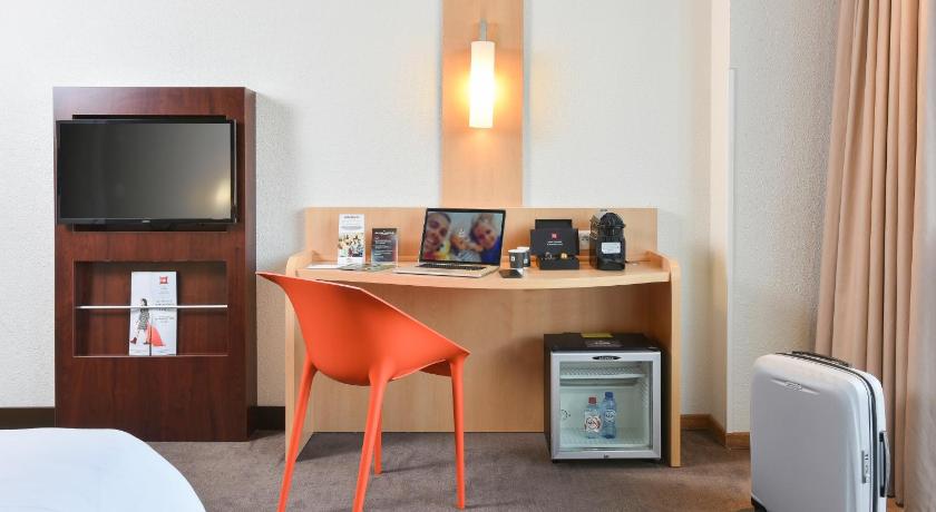 صورة Premium extra space room with city center view,  extra amenities and a queen size bed. 8