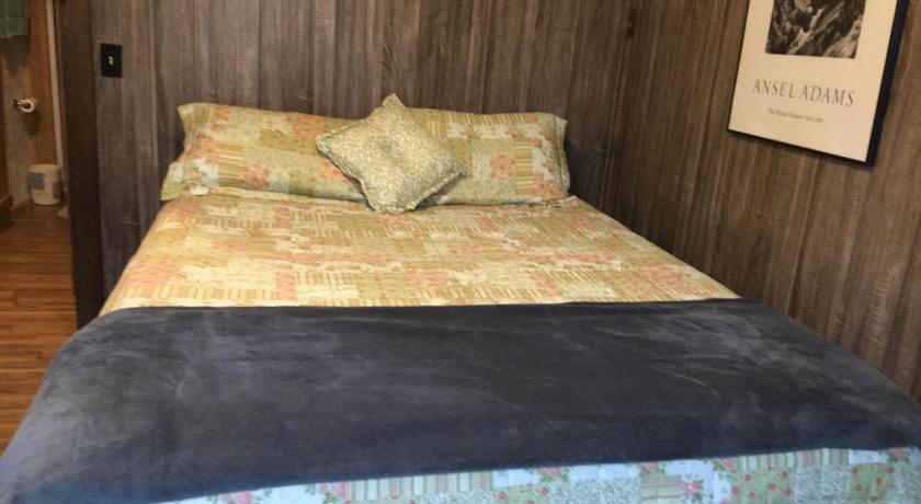 Belfry The Sandstone - A 3BR, 2BA Deluxe Log Cabin 4-Star Accommodation lobby